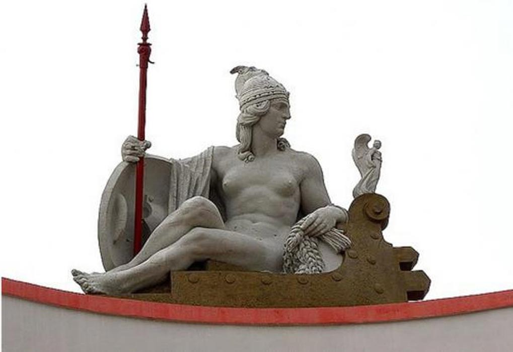 Escultura de la reina iliria Teuta en el Banco Nacional de Albania, Durrës. (realmonte.net)