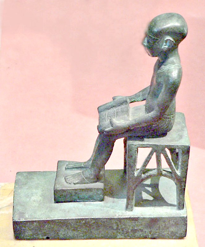 Estatuilla en bronce de Imhotep. Museo del Louvre. (Louvre/CC BY-SA 2.0)