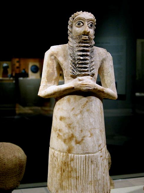 Hombre orante de pie, escultura votiva de Tell Asmar, 2750 a. C. â€“ 2600 a. C. (CC BY 2.0)