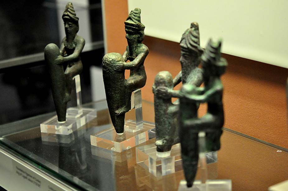 Cuatro estatuillas de aleación de cobre datadas en torno al 2130 a. C. Representan a cuatro antiguos dioses mesopotámicos, con sus características coronas de cuernos. (Osama Shukir Muhammed Amin/CC BY-SA 3.0)