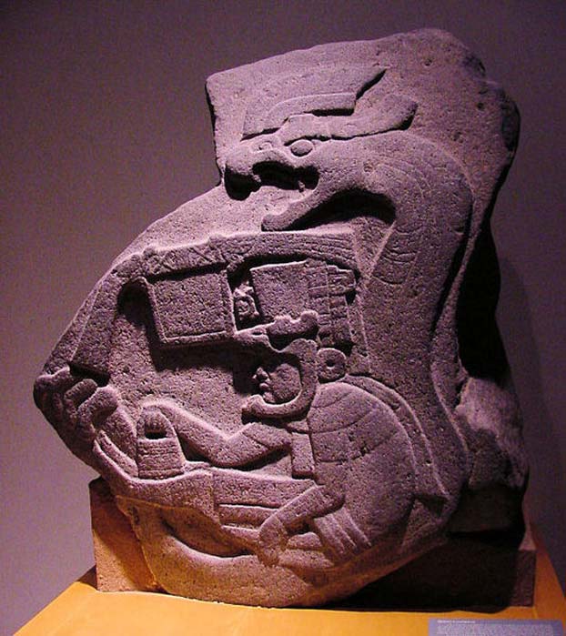 Fotografía de Estela 19 de La Venta, la representación más antigua conocida de la Serpiente Emplumada en Mesoamérica. (Audrey and George Delange)