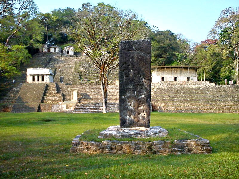 Estela maya frente al edificio 17 de la Gran Plaza de Bonampak. (Ihiroalfonso/CC BY-SA 3.0)