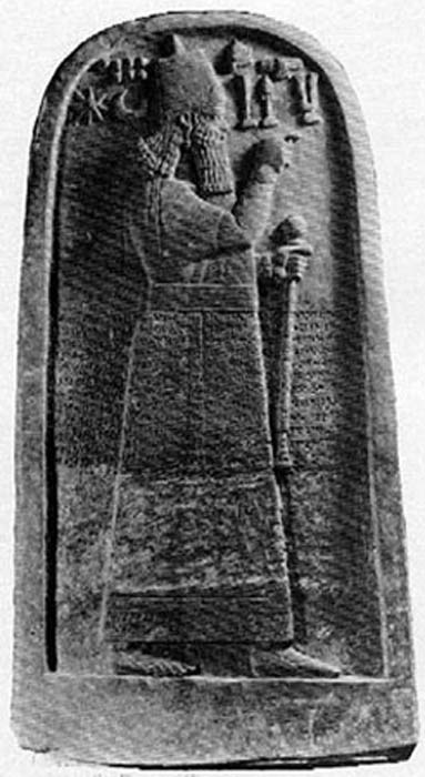 Otra estela, ésta sí entera, en la que también aparece el rey Adad-Nirari III (Imagen: Wikipedia)