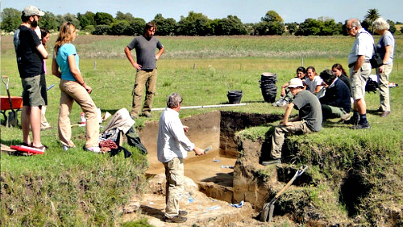 Gustavo Politis, en el centro y de espaldas, dirigiendo los trabajos en las excavaciones del yacimiento arqueológico Arroyo Seco 2. (Fotografía: Noticias de la Ciencia/Gustavo Politis)