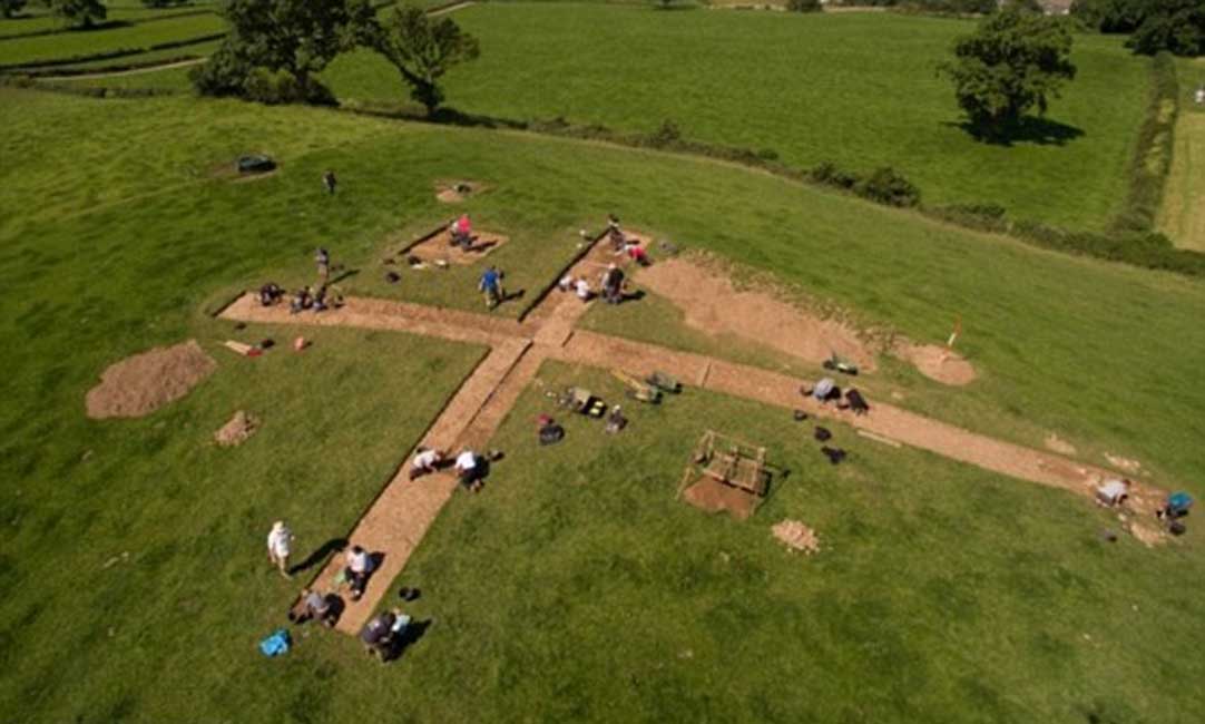 Excavaciones en el yacimiento arqueológico en el que se ha encontrado un importante conjunto de ofrendas rituales de la Edad del Bronce. Fotografía: Dalya Alberge