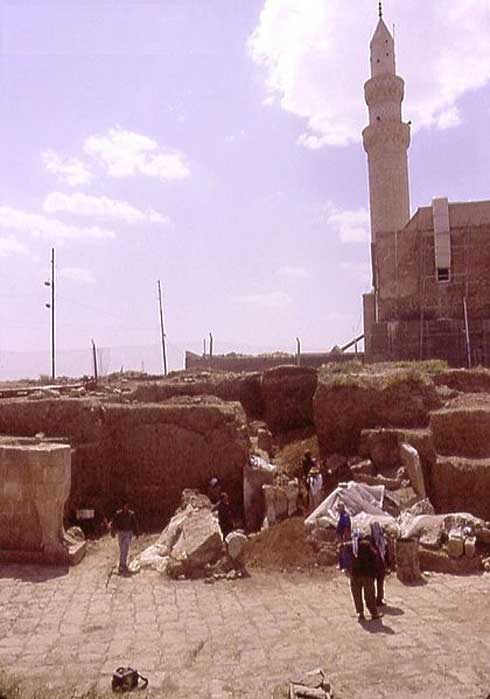 Nebi Yunus. Arqueólogos iraquíes excavan la entrada monumental a un edificio asirio tardío. La mezquita de Nebi Yunus (destruida en el año 2014) se puede observar justo detrás. (CC BY-SA 3.0)