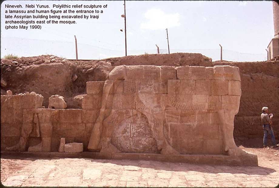 Nínive, excavaciones de Nebi Yunus, mayo de 1990. Escultura polilítica en relieve de un lamassu y una figura humana a la entrada de un edificio asirio tardío excavado por arqueólogos iraquíes al este de la mezquita. (CC BY-SA 3.0)