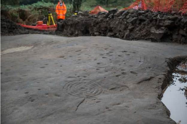La piedra de Cochno fue excavada en los aÃ±os 2015 y 2016 para a continuaciÃ³n ser enterrada de nuevo a fin de protegerla contra eventuales daÃ±os. Imagen: John Devlin/TSPL.
