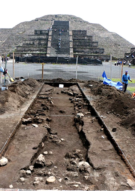 Las excavaciones se están realizando bajo la superficie de la Plaza de la Luna, frente a la pirámide. (Fotografía: Proyecto Estructura A, Plaza de la Luna, Teotihuacán, INAH.)
