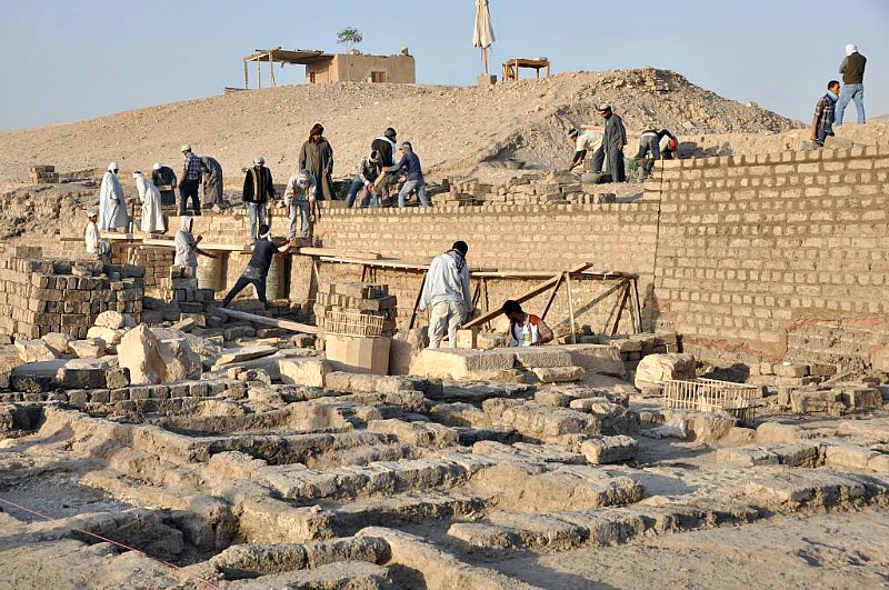 Obreros egipcios excavando en el área externa del muro norte del templo de Tutmosis III. (Fotografía: Francisco Carrión/El Mundo)