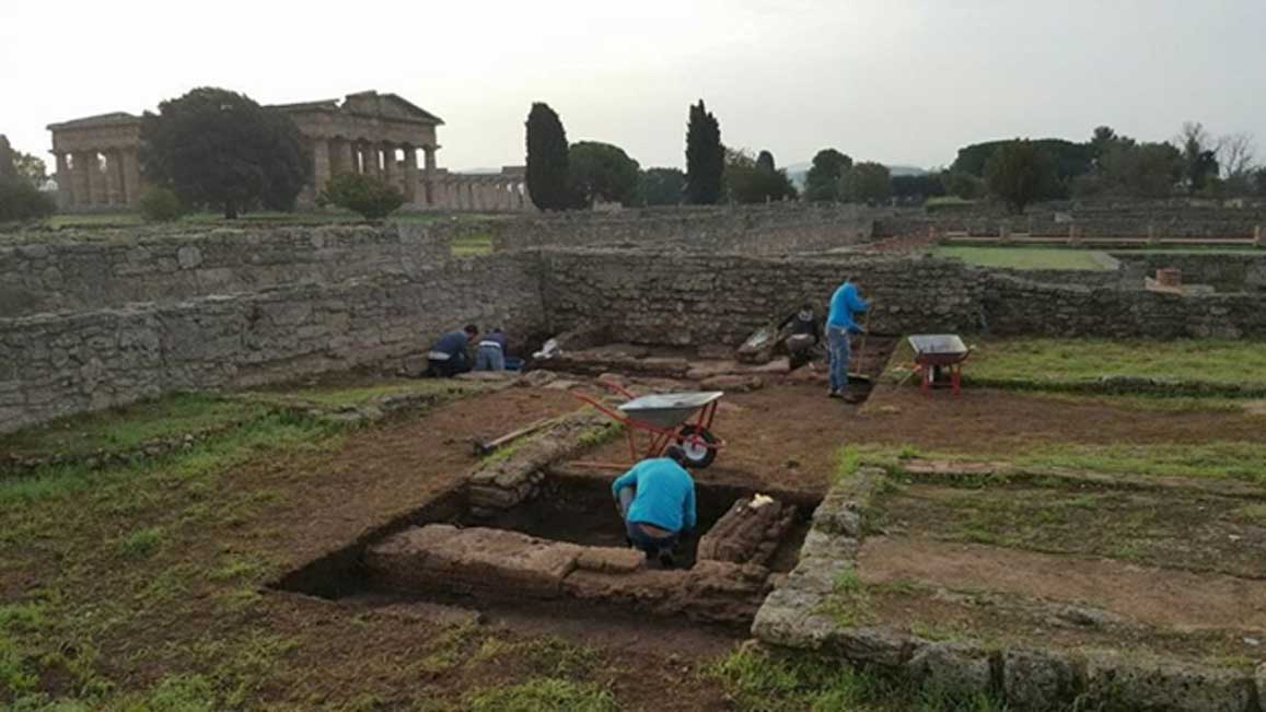 Arqueólogos excavando una estructura que se cree contemporánea a la fecha de fundación del asentamiento de Poseidonia en el sur de Italia. (Parco Archeologico di Paestum)