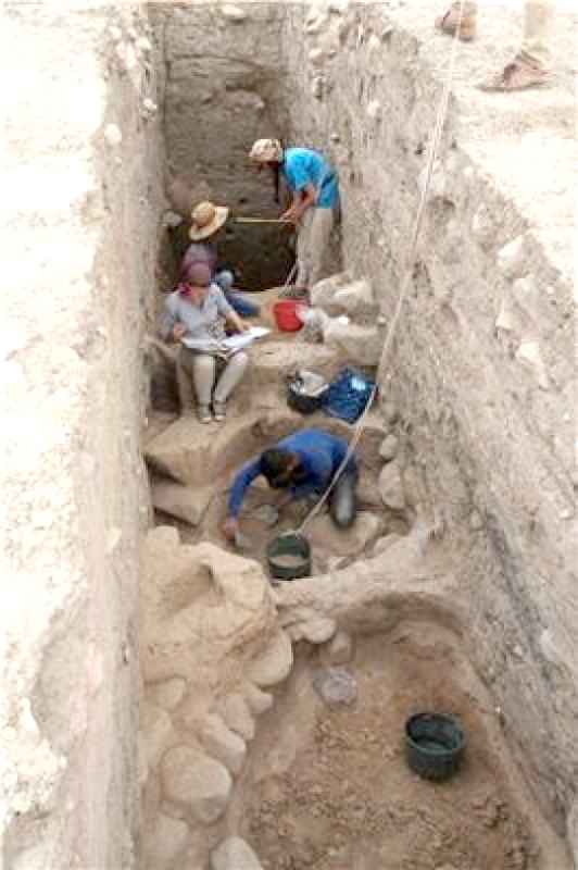 Excavando hasta los estratos de la Edad del Bronce en la parte superior de Bassetki. (Fotografía: ScienceDaily/P. Pfälzner)