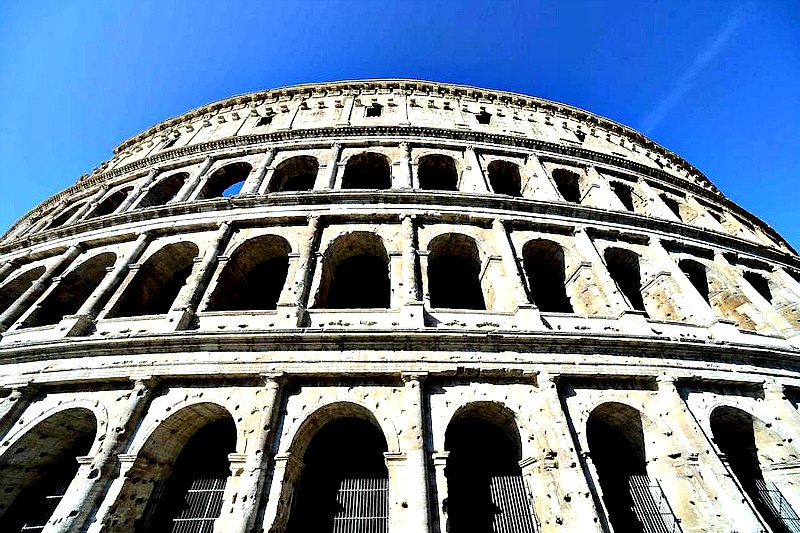 Imagen que presenta el exterior del Coliseo de Roma tras la primera fase de restauración. (Fotografía: ABC)
