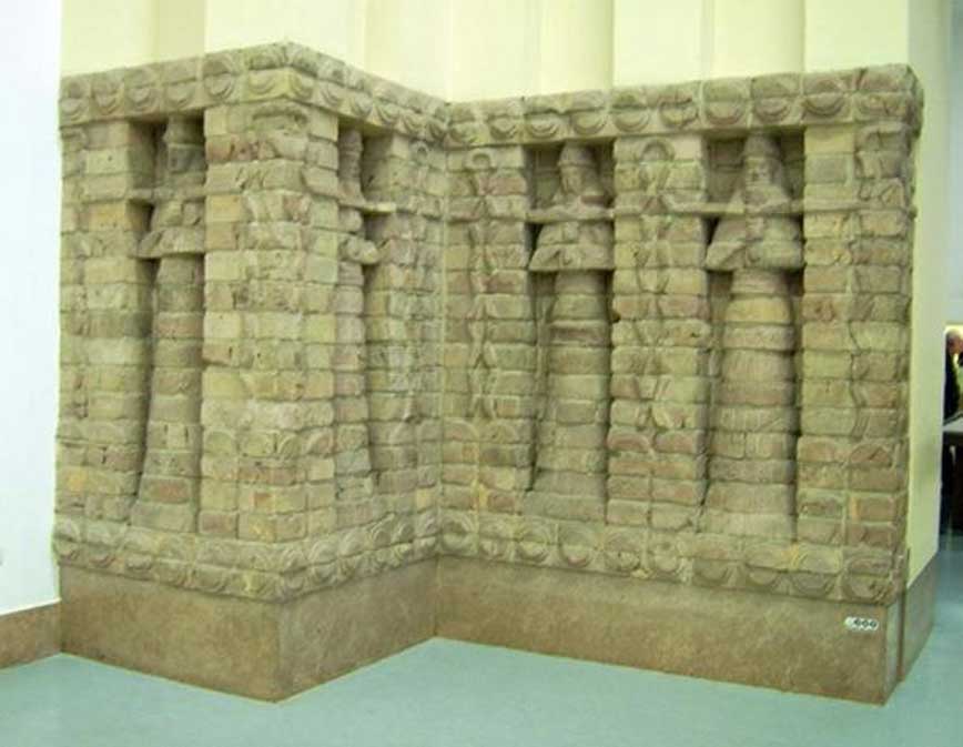 Relieve de la fachada del templo de Karaindash, construido en Uruk y dedicado a Inanna. Museo de Pérgamo. (CC BY SA 3.0)