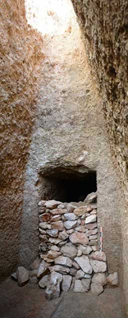 Vista de la fachada de la tumba de la época micénica y la mampostería de piedra en seco que sellaba la entrada. (Ministerio de Cultura y Deportes de Grecia)