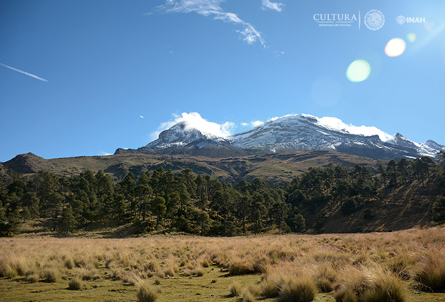 El pequeño lago está situado en las faldas del volcán Iztaccíhuatl. (Imagen: Isaac Gómez, cortesía de Proyecto Arqueológico Nahualac, SAS-INAH.)