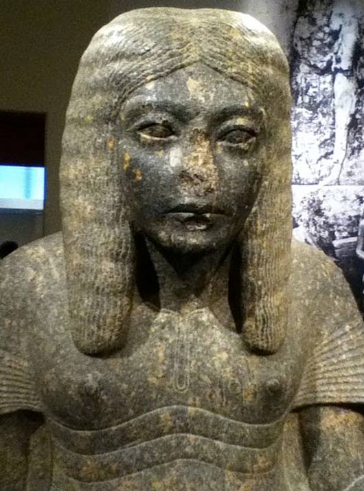 ¿Qué o quién desfiguró esta estatua del faraón del antiguo Egipto Horemheb en la que aparece representado como un escriba? ¿Fue mutilada su nariz en un acto de vandalismo? (Aryeh Shershow/CC BY SA 3.0)