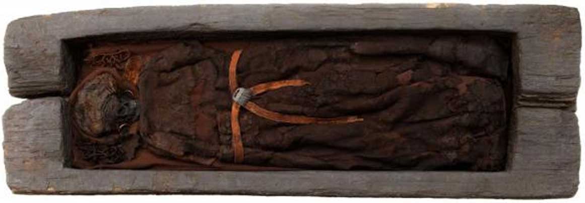 El féretro de roble de la mujer de Skrydstrup ayudó a conservar sus restos durante unos 3.200 años. (Museo Nacional de Dinamarca)