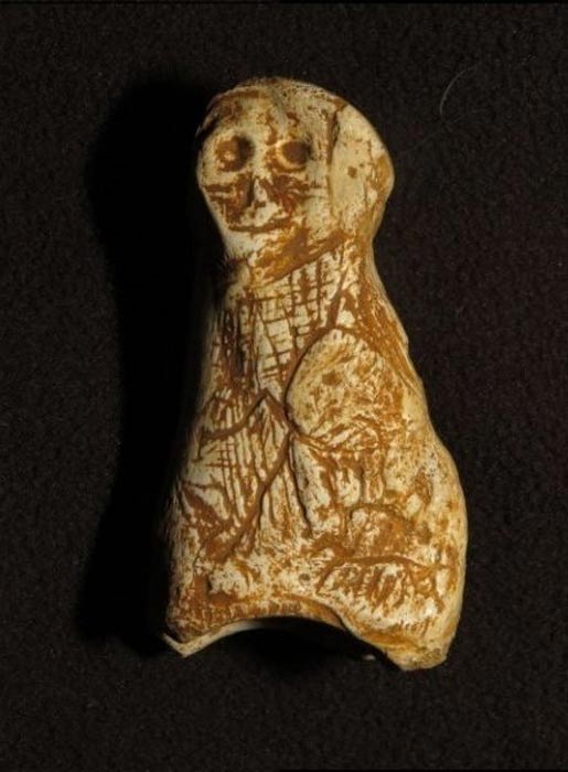 La figurita paleolítica recientemente descubierta en la Cueva de Foissac ( Sébastien du Fayet de la Tour)