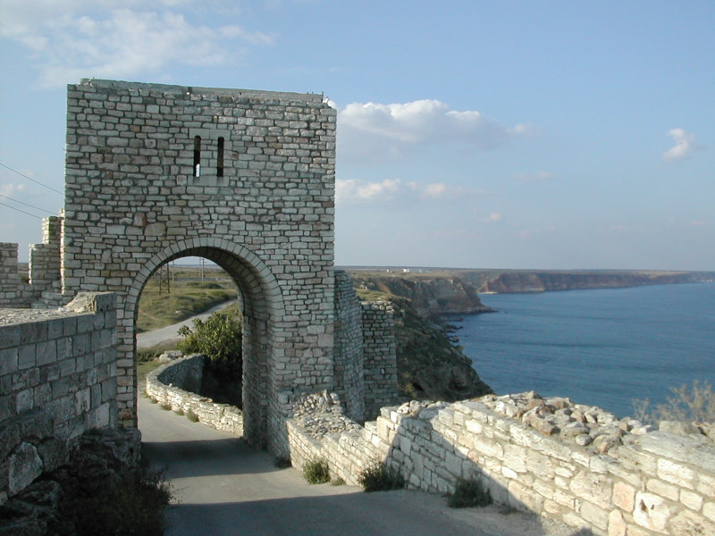 Puertas de la fortaleza de Kalakria, lugar en que fue descubierto el anillo (IvanGeoPetrov – CC-BY-SA-2.5)