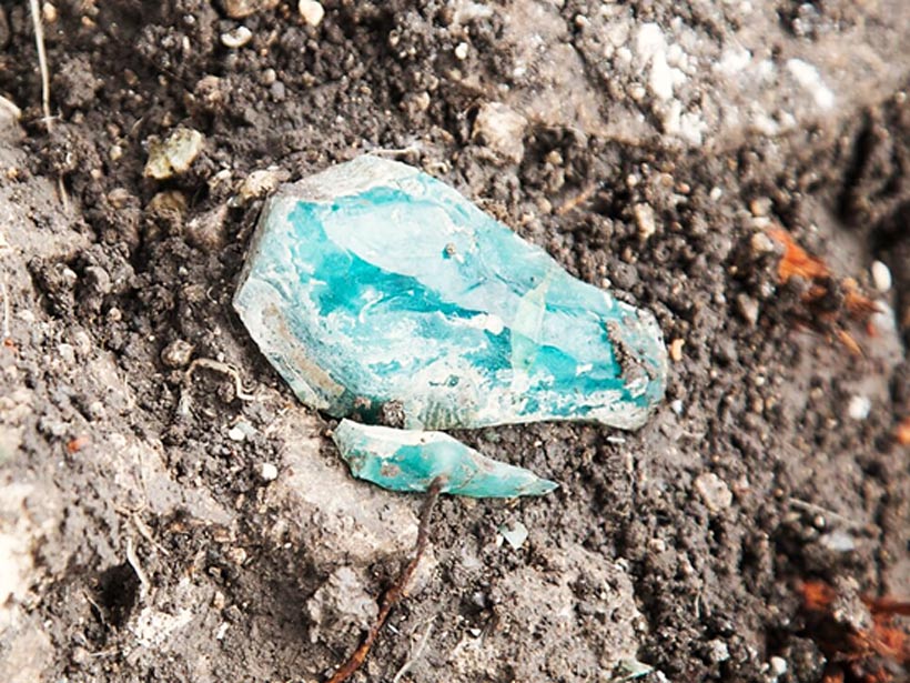 En el yacimiento se ha encontrado un fragmento de vidrio en bruto. (Fotografía: Assaf Peretz, Autoridad de Antigüedades de Israel)