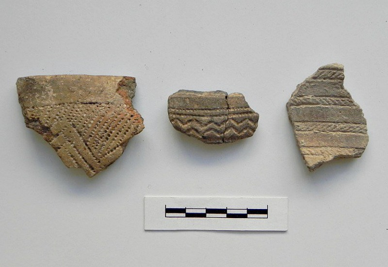 Fragmentos de piezas cerámicas de la Edad del Cobre hallados en el yacimiento de Valencina de la Concepción (Fotografía: La Brújula Verde)