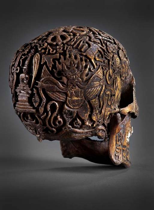 La figura de Garuda tallada sobre uno de los laterales del cráneo. (Klemens)