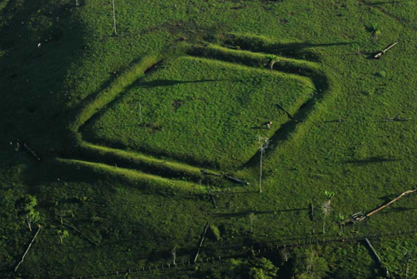 Figura geométrica cuadrada trazada sobre el terreno en Acre, Amazonia brasileña. (archaeology & arts)