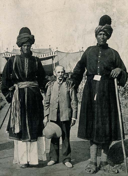 Fotografía de los gigantes de Cachemira, dos individuos que sufrían una aguda forma de gigantismo (CC by SA 4.0)