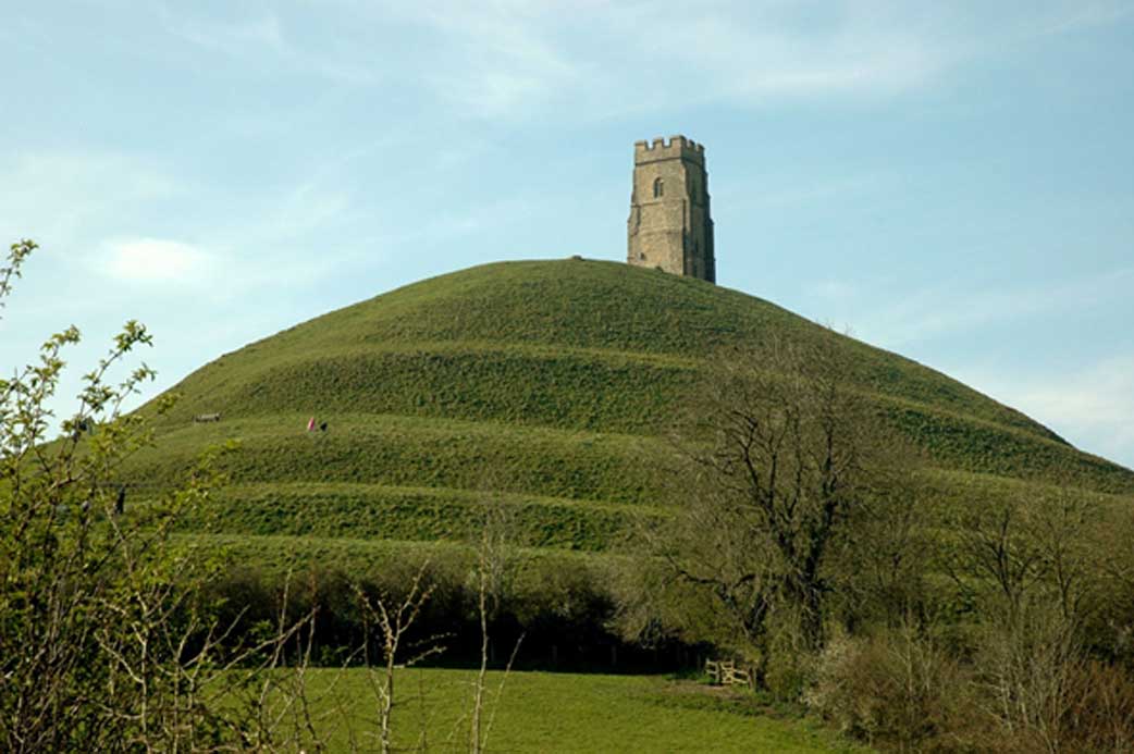 ¿Avalon? La colina de Glastonbury Tor domina las llanuras de Somerset. (Josep Renalias/ CC BY SA 3.0)