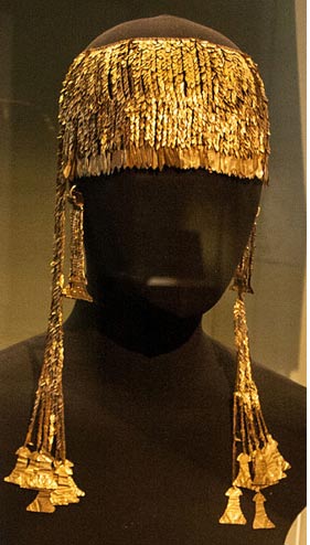 Uno de los elementos del Tesoro de Príamo. Diadema de oro con pendientes en forma de "ídolos" 