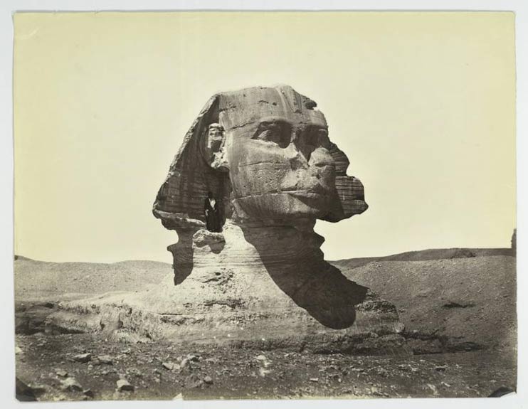 La Gran Esfinge en el año 1867. Obsérvese su estado, aún sin restaurar, con su cuerpo parcialmente enterrado y el hombre de pie bajo su oreja. (Public Domain)