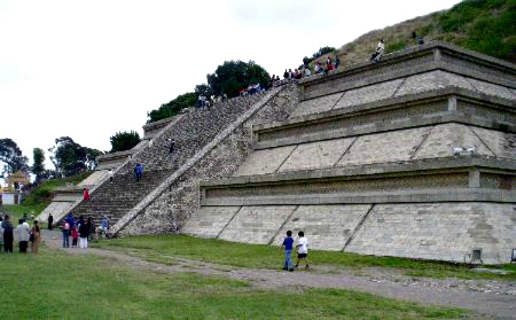 Sección reconstruida de la Gran Pirámide de Cholula, en el actual San Andrés Cholula del estado de Puebla, México, donde se produjo la histórica y atroz matanza. (Hajor/GNU Free)