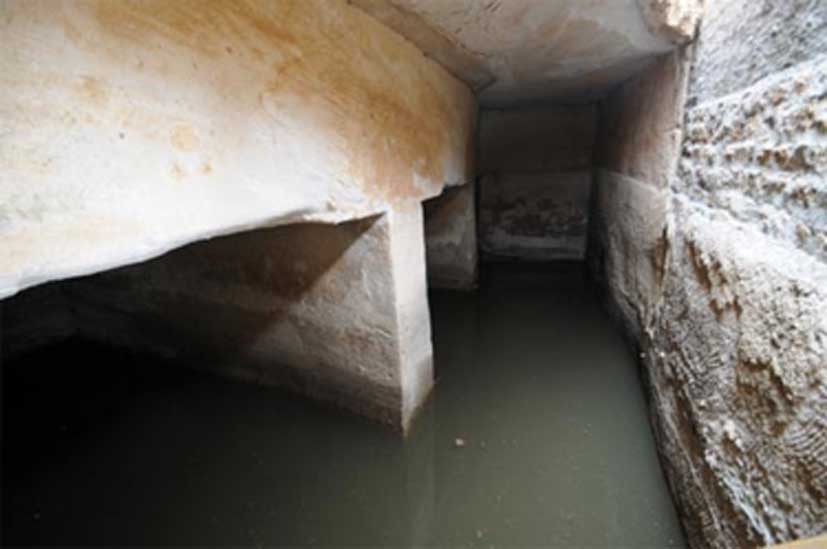 Interior de una de las grandes cisternas de la ciudad nabatea de PequeÃ±a Petra. (Larry W. Mays)