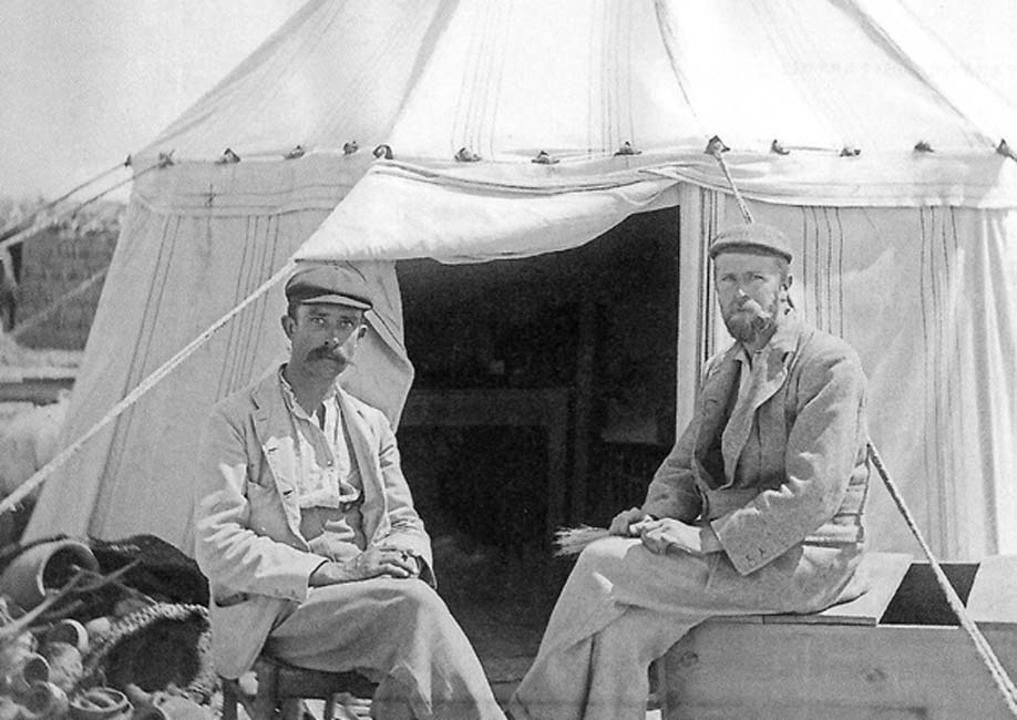 Grenfell (izquierda) y Hunt (derecha) hacia el año 1896. (Public Domain)
