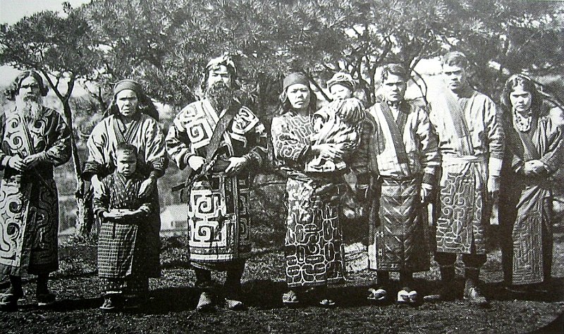 Familia de la cultura Ainu fotografiada en 1904. Imagen extraída del libro ‘Ainu: Spirit of a Northern People’ (‘Los Ainu: el espíritu de un pueblo del norte’). (Public Domain)