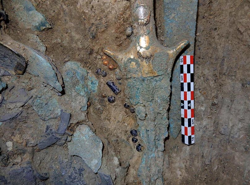 Armas y otros objetos hallados en la tumba del ‘Guerrero del Grifo’. (Griffin Warrior Tomb)