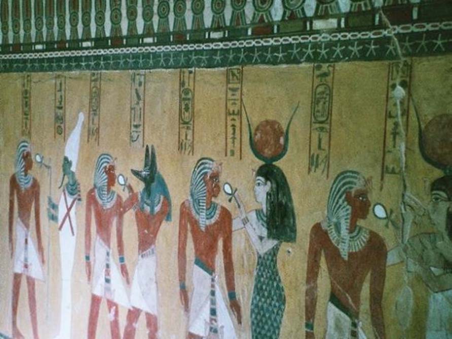 Hathor y otros dioses saludan al faraón recientemente fallecido Tutmosis IV. Pintura mural de la tumba de Tutmosis IV en el Valle de los Reyes, Luxor, Egipto. (CC BY-SA 3.0)