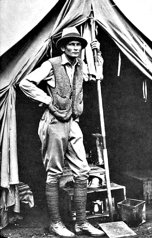 El explorador estadounidense Hiram Bingham III en su tienda, cerca de Machu Picchu, año 1912. (Public Domain)