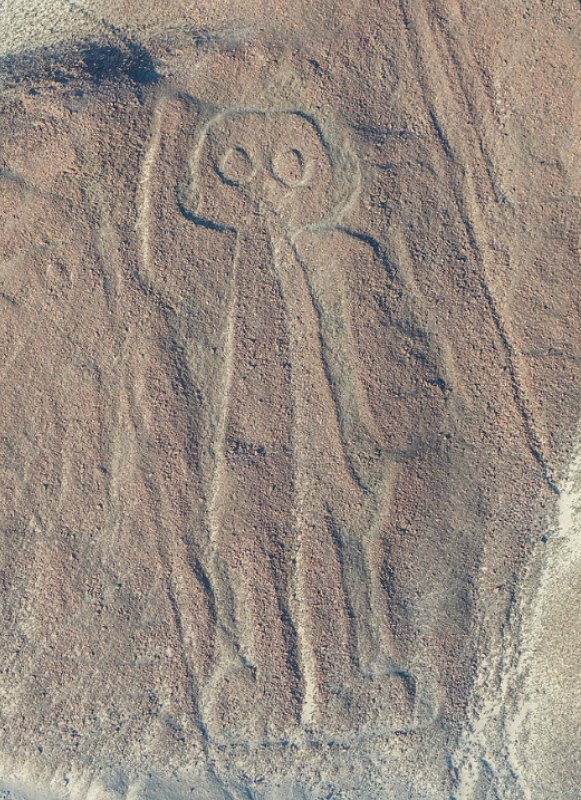 Figura antropomorfa de Nazca conocida como “Hombre-Búho” que algunas teorías identifican con un astronauta. (Diego Delso, delso.photo/CC BY-SA 4.0)