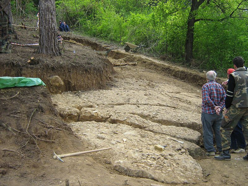 Inmensas losas de hormigón descubiertas por el Dr. Osmanagić y su equipo en el Valle de las Pirámides de Bosnia. (Public Domain)