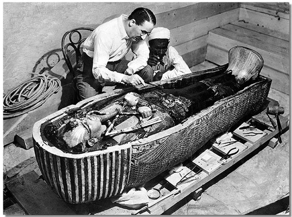 Howard Carter abre el último ataúd del faraón Tutankamón en su tumba cercana a Luxor (Egipto). (Public Domain)