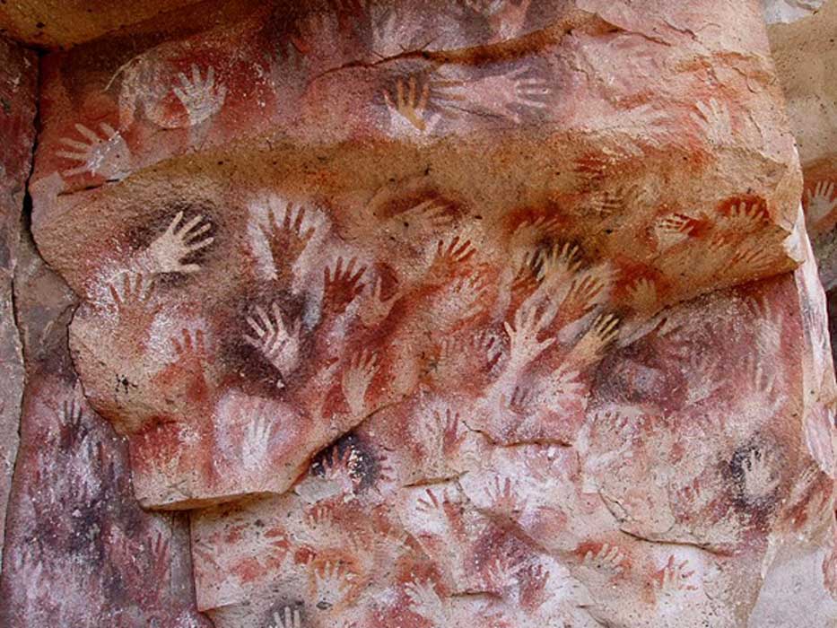 Huellas de las Cueva de las Manos en el cauce del Río Pinturas (c. 7300 a. C.), cerca de la ciudad de Perito Moreno en la provincia argentina de Santa Cruz. (CC BY-SA 3.0)