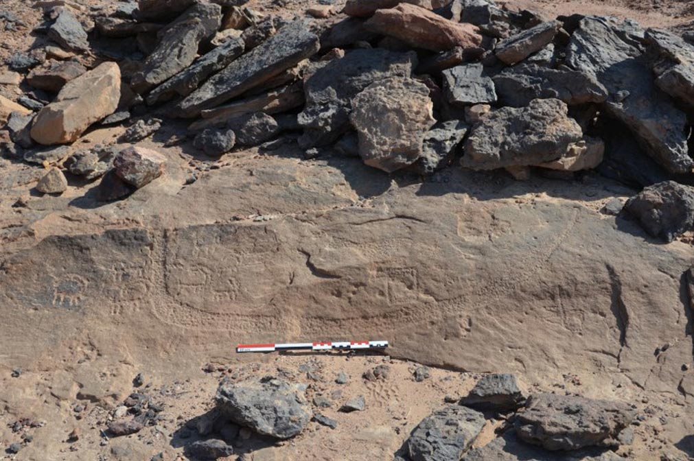 Imagen de una barca junto a diversos animales hallada entre los antiguos grabados realizados sobre las paredes de roca del Desierto del Sinaí. (Pierre Tallet)