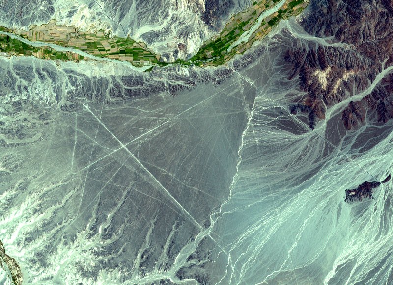 Detalle de una de las imágenes de satélite tomadas por la NASA en la zona de Nazca. Se utilizaron bandas espectrales combinadas de infrarrojos y luz visible para crear una imagen con apariencia de color real. (NASA)