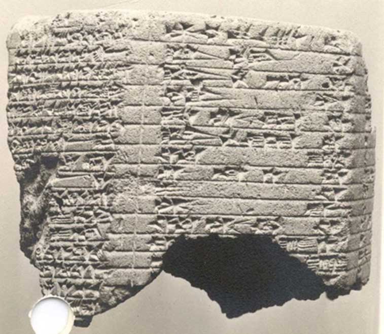 Inscripción cuneiforme en prisma asirio del rey Asaradón. (MET CC0)