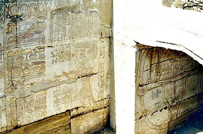 Algunas de las escasas inscripciones halladas sobre los muros del Osirión. (Roland Unger/GNU Free).