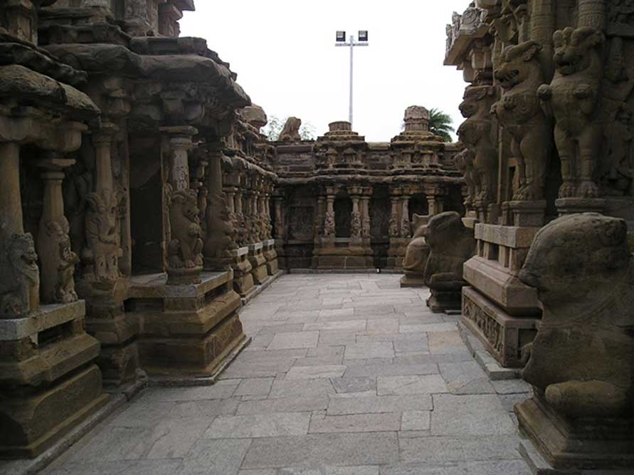 Vista interior del templo de Kailasanathar de Kanchi. (CC BY-SA 3.0)