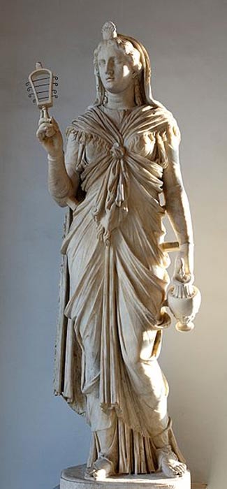 Estatua romana de Isis en la que aparece portando un sistro y un enócoe. (Public Domain)