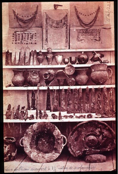 Artículos del tesoro de Troya II ("El Tesoro de Príamo") descubierto por Heinrich Schliemann.